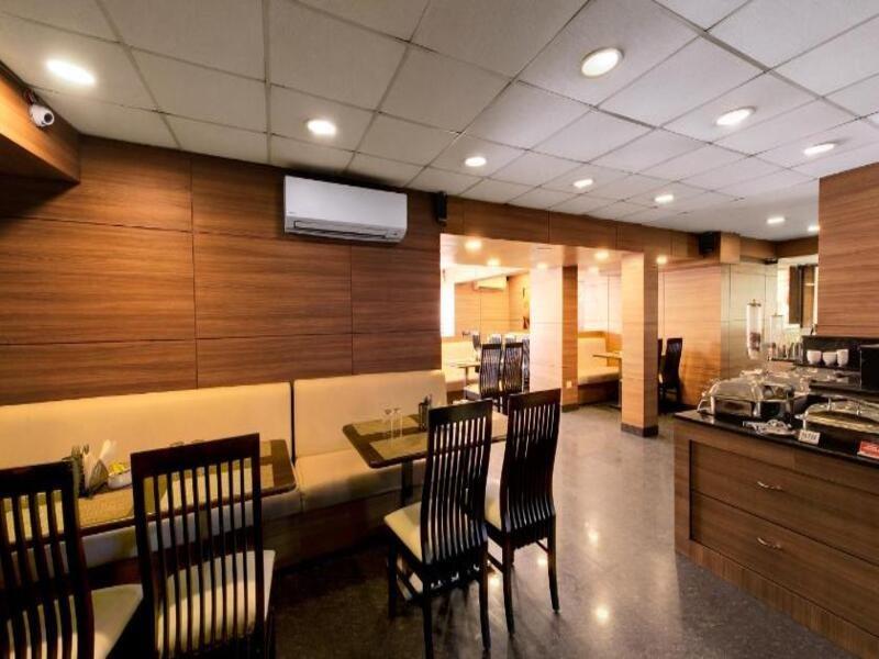 Central Beacon Hotel Surat Luaran gambar