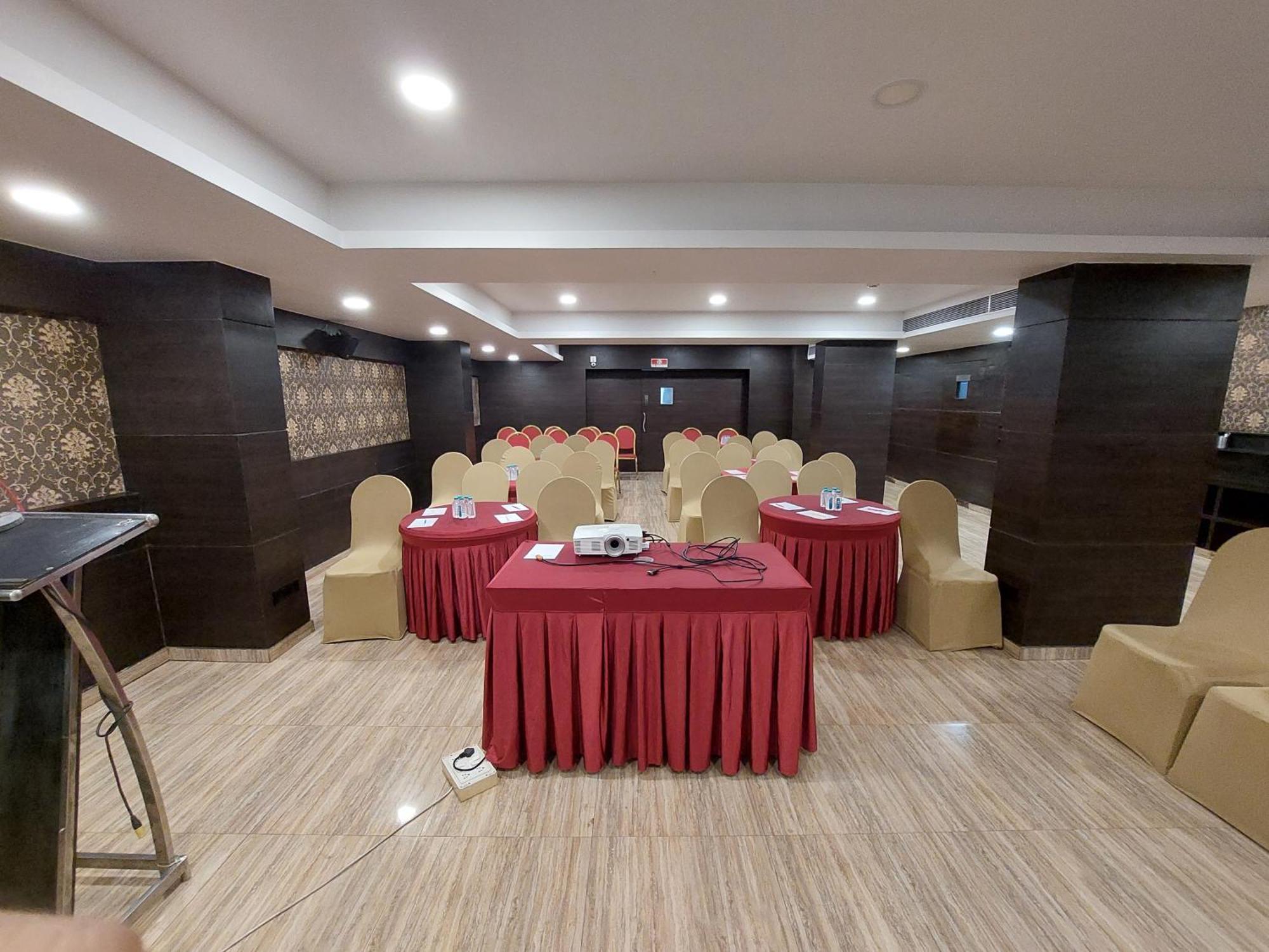 Central Beacon Hotel Surat Luaran gambar