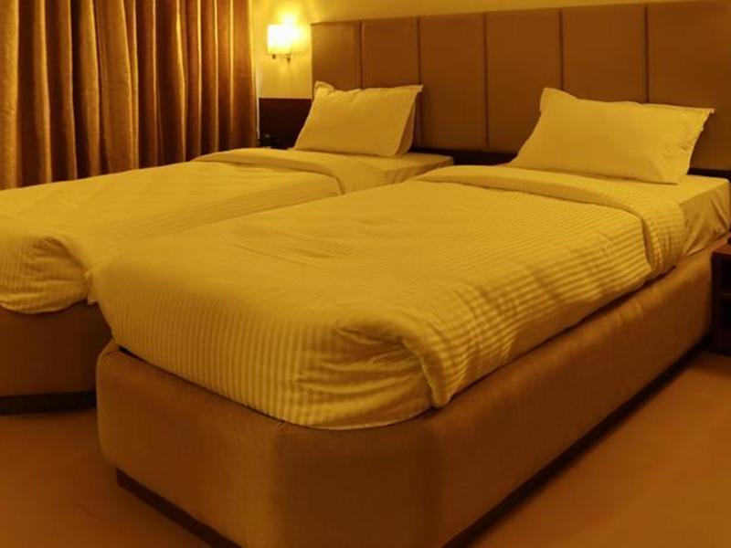 Central Beacon Hotel Surat Luaran gambar