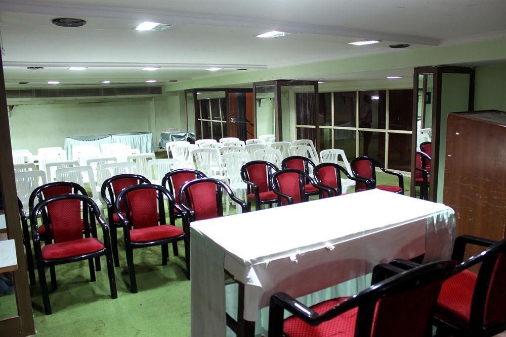 Central Beacon Hotel Surat Luaran gambar