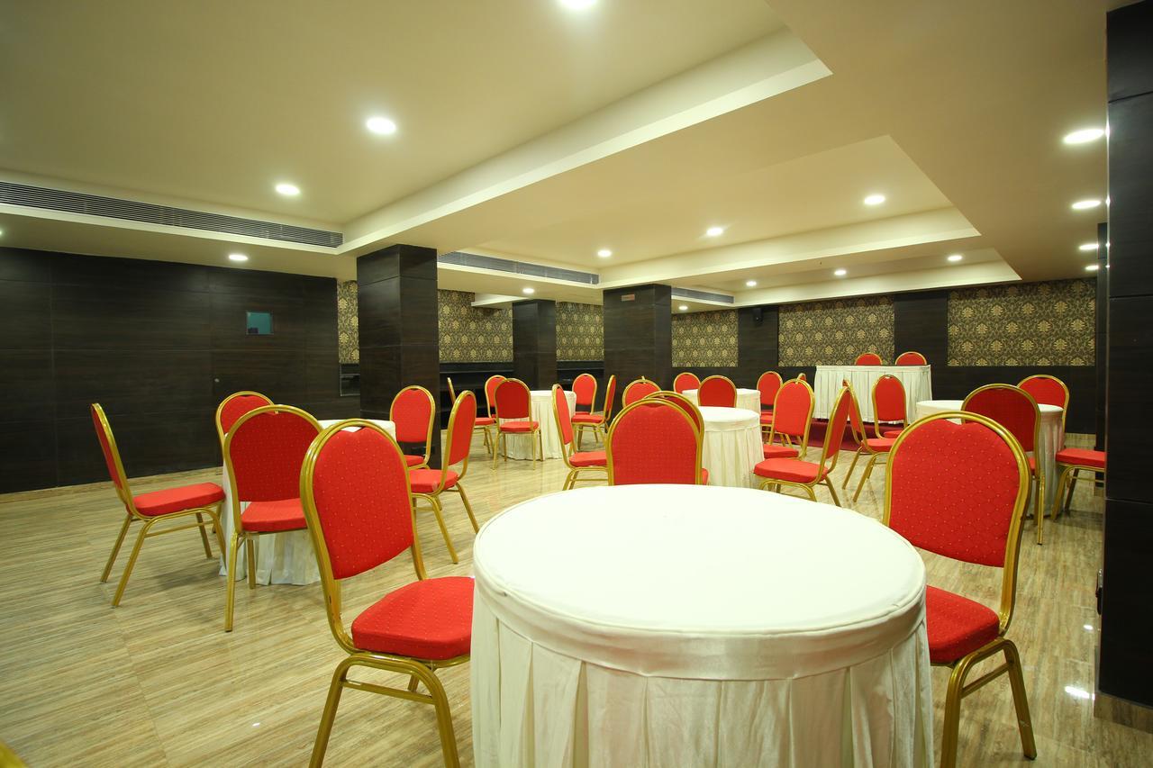 Central Beacon Hotel Surat Luaran gambar
