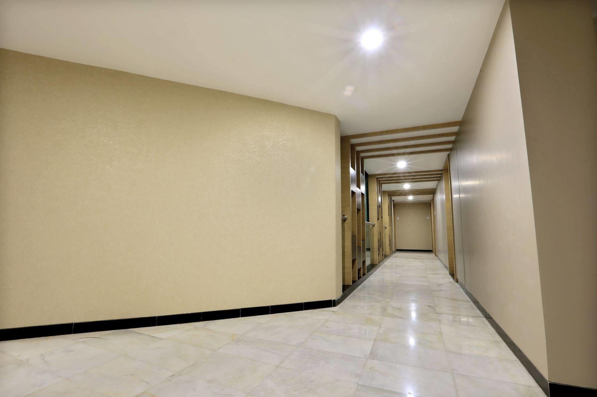 Central Beacon Hotel Surat Luaran gambar