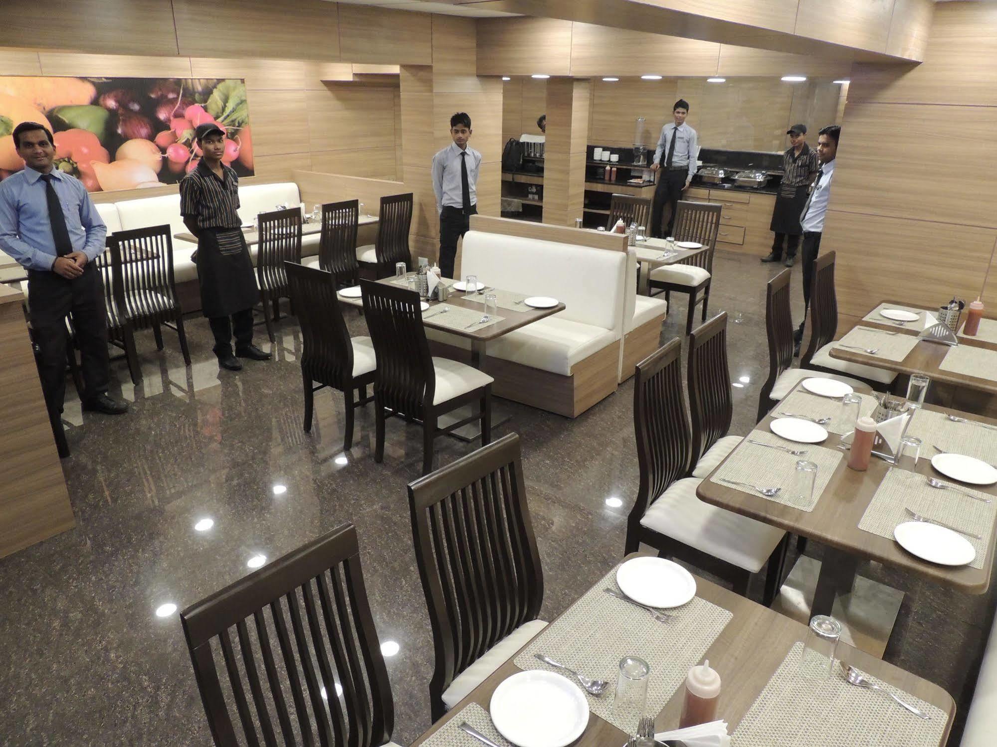 Central Beacon Hotel Surat Luaran gambar