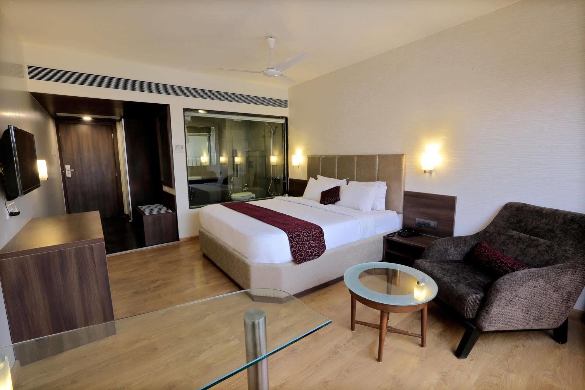 Central Beacon Hotel Surat Luaran gambar