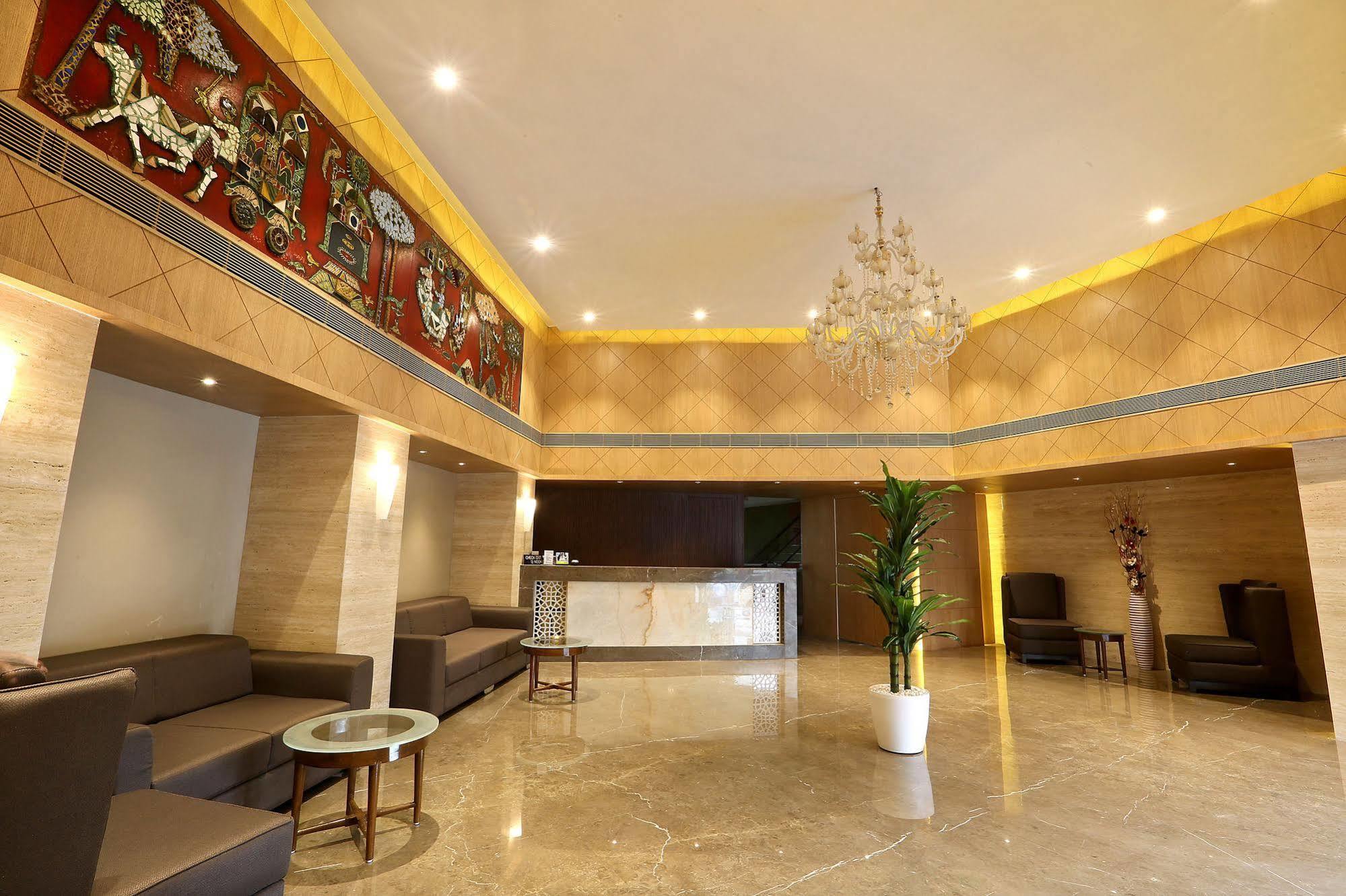 Central Beacon Hotel Surat Luaran gambar