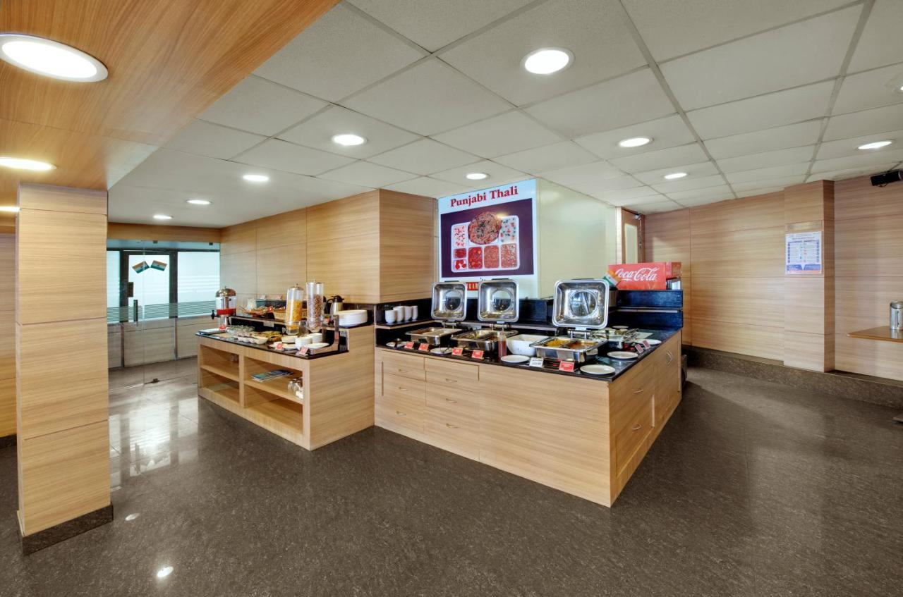 Central Beacon Hotel Surat Luaran gambar