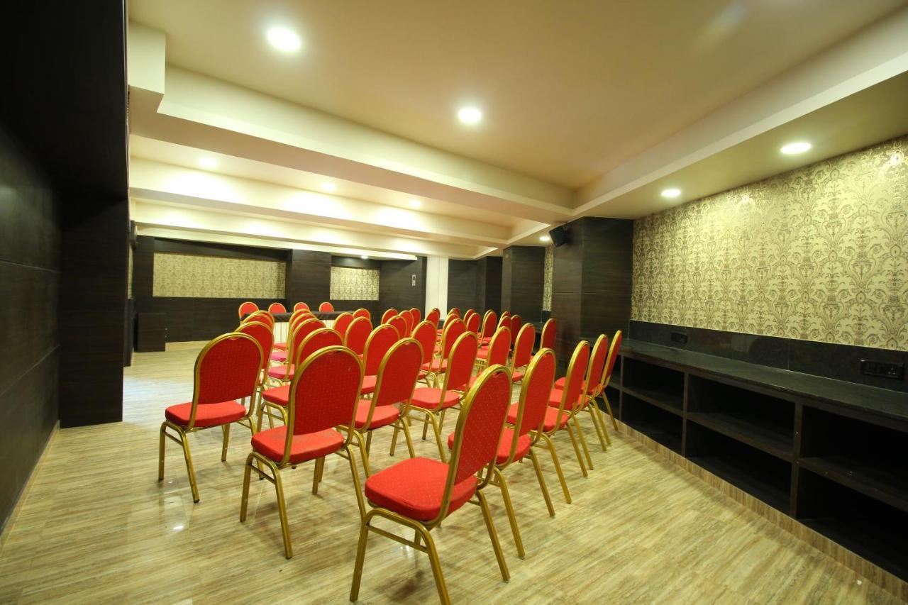 Central Beacon Hotel Surat Luaran gambar